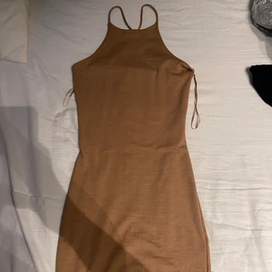 Knälång klänning  - Ribbad klänning i beige 