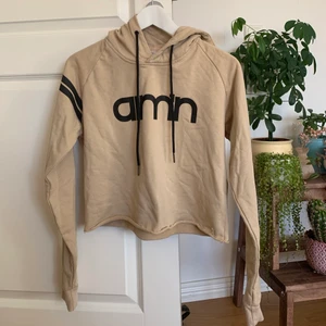 Aim’n Hoddie - En beige hoodie från Aim’n. Använd fåtal gånger, aldrig tränat i den. Så den e som ny! Storlek M lite cropped också