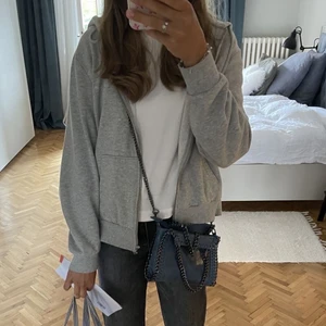 Grå zip hoodie - Zip hoodie köpt på hm❤️ lånad bild