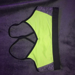 Sporttopp - En super skön och neon grön sporttopp som är väldigt fin i sommar när man fått lite färg! Sitter jätte bekvämt och andas bra! 