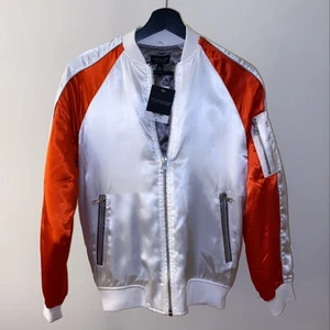 Jacka  - Helt ny köpt från Topshop. Ord pris: 600kr