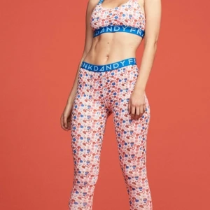 Frank Dandy Set - Helt oanvända sport-BH och tights i ett poppigt mönster. Fick dessa i present men dom har inte kommit till användning.😄 Fler bilder kan absolut fås. :) Nypris 750kr. Köparen står för frakten.