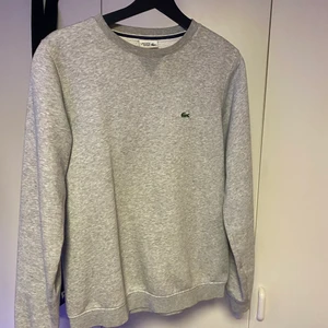 Lacoste crewneck - Inga fläckar eller liknande. Privat för mer information / bilder.
