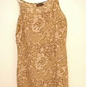 Vadlång klänning  - Vadlång klänning med tillhörande överdel strl M . Från fransa 