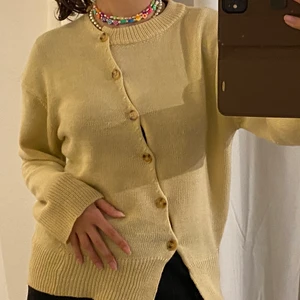 Supersöt gul stickad tröja  - Supersöt gul stickad tröja med knappar🌼 Strl s/m, har vanligtvis s/m. Köparen står för frakt 💕 Hör gärna av dig ifall du har några frågor☺️