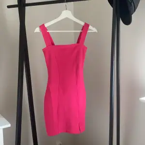 En superfin rosa tight klänning från Hm💛 Jag köpte den för typ ett år sedan och har inte kommit till användning en enda gång typ och är endast provad✨ Formar sig superfint kring kroppen och rumpan och passar både xxs, xs och en mindre s💛 Färgen synd bäst på första bilden✨ Köparen betalar frakt💛