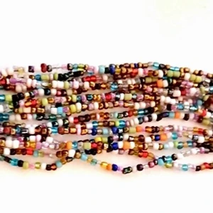 Armband - Armband pärlor med läckert träspänne . Bredd 4 cm justerbar längd. Snyggt till sommaren . Köpt på smyckorama . Nypris 399kr 