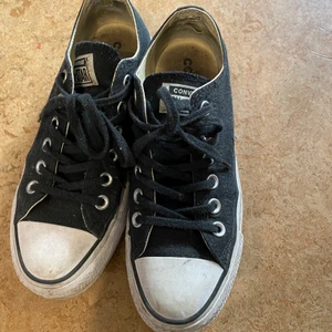 Converse  - Slitna men fortfarande helt ok Converse svarta platå.