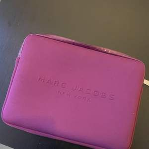 Datorfodral från Marc Jacobs bra skick. Passar min MacBook Air 13 tum 