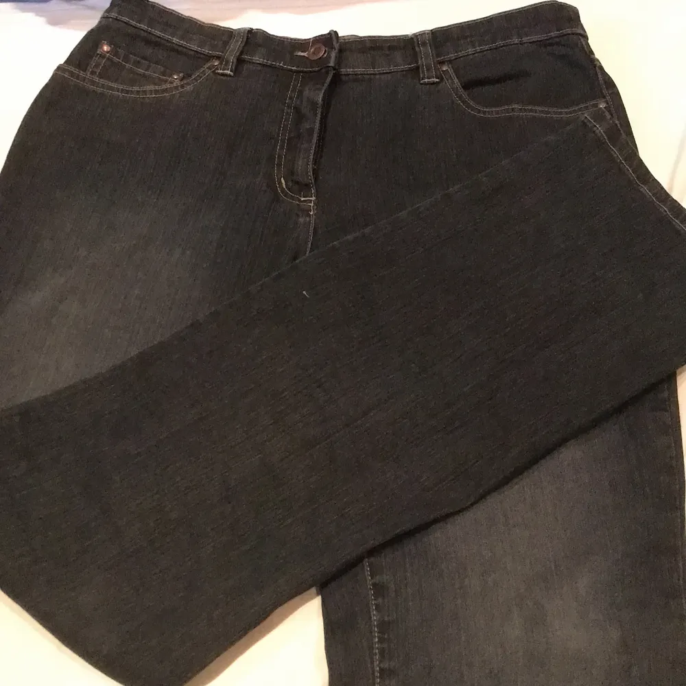 Baggy jeans köpta på second hand! Fin färg. Säljer då jag inte andvänder dom!. Jeans & Byxor.