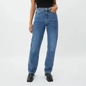 ”Rowe extra high straight jeans” i storlek 27/30! (Jag är 172cm) ASSNYGGA men kommer tyvärr inte till användning. Mörkblå. Bra skick! BUD FRÅN 200kr eller KÖP DIREKT FÖR 400kr! Köparen står för frakt!! 💖💖