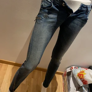 Miss sixty  - Använd 1 gång , har snygga detaljer, st är 24 men känns som 25-26