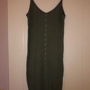 Grön Klänning - Man ser verkligen inte på den dåliga hur fin den är, jätte bekväm och stretchig och formar sig så fint på kroppen