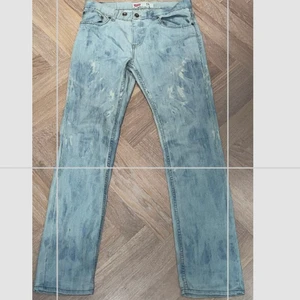 Levis jeans - Sjukt snygga levis jeans! Raka/ bootcut. w 30 l 30. Jag har sytt på en knapp då dom är för stora för mig men den går att ta bort. 