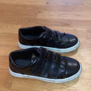 Nakd svarta läder sneakers😝🤩 - Säljer dessa snygga Nakd svarta läder skorna! I ett mycket bra skick men ser lite använda ut på sulan/undersidan. Använt många gånger men har blivit för små nu därför de säljs! Riktigt sköna, mjuk sula 🥰😌
