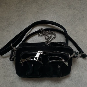 Nunoo väska  - Väska från Nunoo, köpt från Nelly. 100% mockaläder med två avtagbar axelrem. Modellen ”Helena suede”. Köparen står för frakt