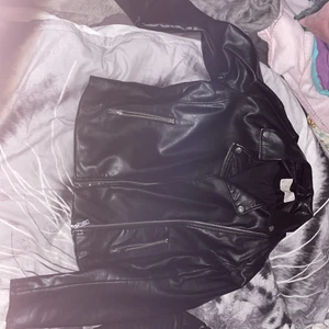 Skinn jacka  - Hej tänkte sälja min skinn jacka som är som ny 