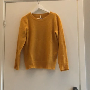 Super fin stickad tröja!  - Säljer denna super fina stickade tröjan då den tyvärr inte kommer till användning, använd ett fåtal gånger. 