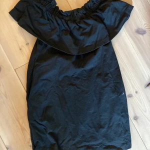 Klänning off shoulder  - Hm
