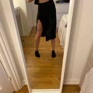 Kjol med slit - Jättefin kjol med slit från hm. Storlek 32 om flera är intresserade blir det budgivning i kommentarerna exklusive frakt. Bud startar på 70 