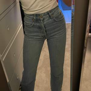 Säljer dessa blå jeans från zara i storlek 32 då de tyvärr inte kommer till användning. Väldigt sköna i materialet🥰skriv för fler frågor!