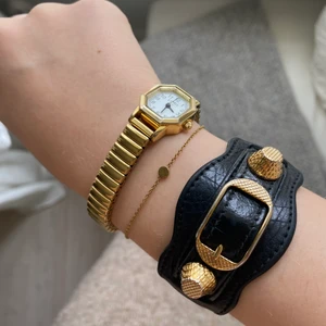 Balenciaga armband - Säljer mitt älskade balenciaga armband i svart äkta lammläder och guldiga detaljer!💞 Köptes nytt för ca 1800kr på balenciagas hemsida, och använts flitigt men fortfarande i superfint skick, inga repor eller liknande. Det enda slitage som finns är att guldet börjat ”blekna” på vissa ställen av armbandet (se bilder). Man får med boxen armbandet kom i, dustbag, tags samt ett digitalt kvitto. Kan mötas upp i Göteborgs området eller posta, köparen står för frakten💖💖💖💖