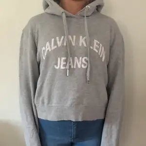 Jag säljer denna hoodie från Calvin Klein. Den har en liten skada vid metallen som sitter runt ena snöret, skriv om du skulle vilja ha en närmare bild på de. Annars är den i befintligt skick. Hör av dig i DM om du skulle vara intresserad 💞