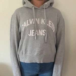 Hoodie - Jag säljer denna hoodie från Calvin Klein. Den har en liten skada vid metallen som sitter runt ena snöret, skriv om du skulle vilja ha en närmare bild på de. Annars är den i befintligt skick. Hör av dig i DM om du skulle vara intresserad 💞