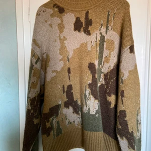 Stickad tröja - En jättefin stickad tröja från Weekday. Den är knappt använd på grund av att jag tycker den är för stor. Fraktpriset ingår i 100
