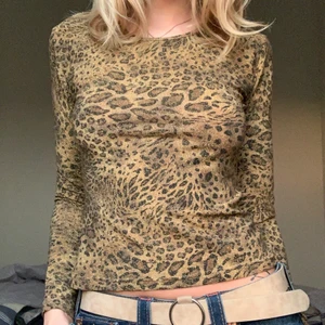 Glittrig leopardtopp  - Glittrig leopardtopp köpt på second hand. I fint skick o inga defekter whatsoever 