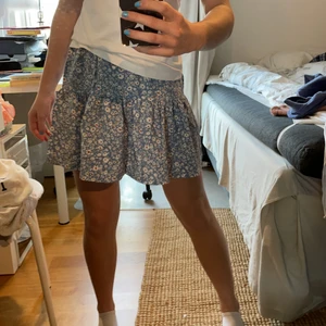 Kjol  - Säljer denna helt oanvända kjolen. Är jättefin nu till sommaren för fler frågor eller svar kontakta ❤️🥰