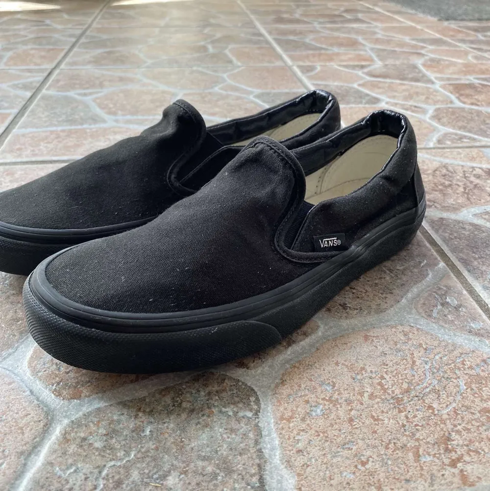 Säljer dessa svarta Classic slip-on Vans. Sparsamt använda, och tvättade. Köpta från Zalando. Nypris 699, säljer för 200kr. Dm för fler bilder. . Skor.