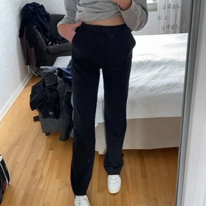 Kostymbyxor - Världens snyggaste kostymbyxor i storlek 38. Säljer då jag tyvärr beställde fel storlek. Jag är ca 177cm lång och dessa är perfekt längd men skulle även kunna passa någon som är längre perfa!💓 köparen står för frakten -66kr