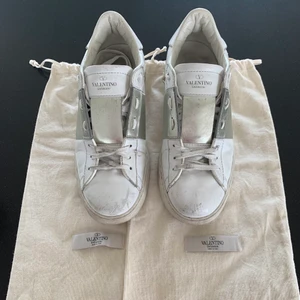 Valentino skor - Ett par silvriga valetino sneakers i size 40,5. Använt skick med mycket liv kvar! Kommer med tillhörande dustbags!
