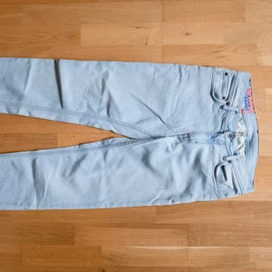 Acne Studios Ljusblåa Jeans - Hej! Säljer mina Acnebyxor jag fick i present, använda en gång, pga att dom inte passar mig. Storlek är 30/32. Byxorna är i nyskick.