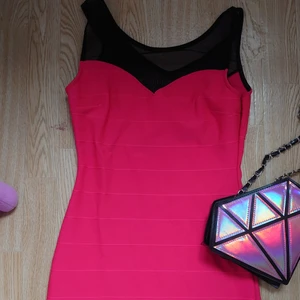 hallonrosa vacker klänning - härlig elastisk hallonfärgad klänning med svart spets.  lite begagnad