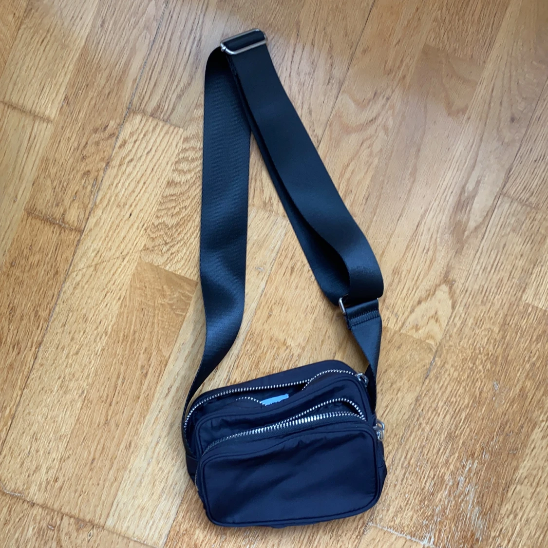 Weekday väska med två fack.