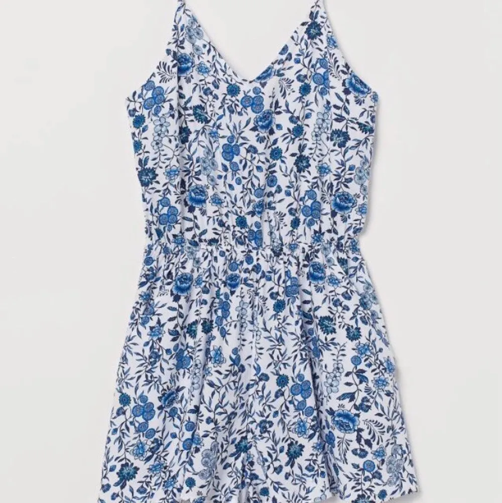 Super söt jumpsuit från H&Mi färgen vit med blåa blommor.  Har använd det ett fåtalgånger. Perfekt till en varm sommardag :) . Klänningar.