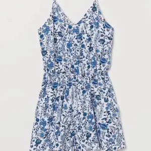 Super söt jumpsuit från H&Mi färgen vit med blåa blommor.  Har använd det ett fåtalgånger. Perfekt till en varm sommardag :) 