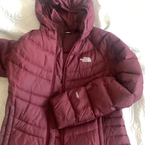 the north face 700 jacka<3 - en ny the north face 700 jacka i storlek M! Super bra skick och inga problem alls med den. Superfin färg som liknar vinrött. startbus på 700kr. buda på‼️‼️🙌🙌💕💝