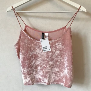 Ljusrosa sammetslinne, XS-M - Pastellrosa mot gammalrosa linne i plysch. Helt nytt och oanvänt med lapp kvar! NWT. Lätt cropped och spaghettiband. Märkt M men funkar även för XS och S.  Kan mötas i Stockholm eller skickas mot fraktkostnad! ✨🌸✨