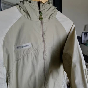 Columbia vindjacka🤎🤍 - Jättesnygg beige vindjacka från märket Columbia🙏🏼 Perfekt skick, säljes för 200kr exkl frakt