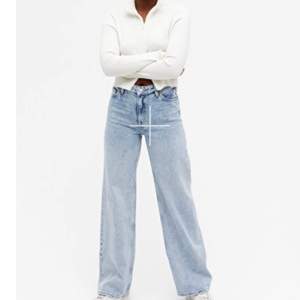 Jag säljer ett par yoko jeans från monki som är super fina. Jeansen är i bra skick men längst ner på jeansen är det några slitningar som ni får se på andra bilden. Jag säljer dessa jeans eftersom de är ganska stora på mig❤️