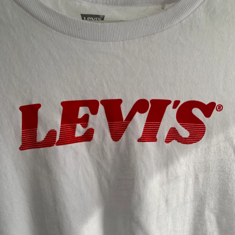 Säljer en jättafin Levi’s t-shirt, använd endast några gånger. Säljer eftersom jag har redan får många t-shirts 💕 Skriv ett meddelande ifall du är intresserad!. T-shirts.
