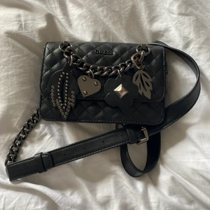 Väska  - Svart Guess-väska med silverdetaljer