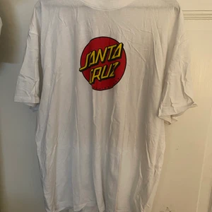 Santa Cruz t-shirt - Riktigt snygg t-shirt från Santa Cruz. Fint skick. Perfekt till sommaren.