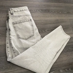 Mom jeans - Ett par ljus gråa, mom jeans från Gina tricot. Super fina och sitter bra, tyvärr blivit för små för mig. Hela och fina, inga fel med dem.🌸