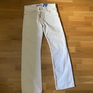 Vintage Levis jeans - Svin snygga vita jeans från levis, låg midja o baggy fit. Passar tyvärr inte mig så har inte bra bilder med jeansen på :/ jättebra skick!