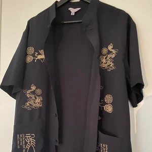 T-shirt skjorta  - Trendig skjorta coolt mönster. 