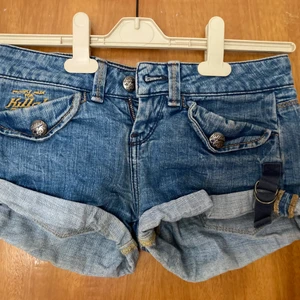 Jeans shorts Miss Sixty XS - Jeansshorts från Killah/ Miss Sixty med snygga detaljer i bra skick, stl 24/ XS 💙 Skriv om du undrar något ☮️